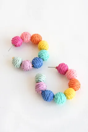 STRAW BALLED HOOP EARRINGS -MULTI